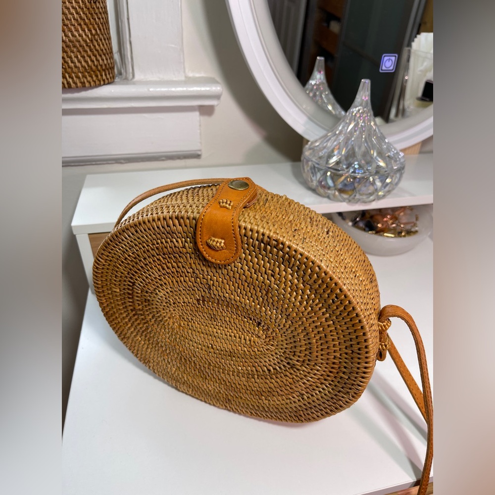Stylish Unbranded Rattan Woven Oval Crossbody Women's Purse/Handbag Tan Brown